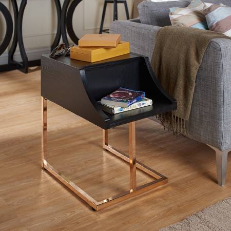 Na přední straně je otevřený prostor.